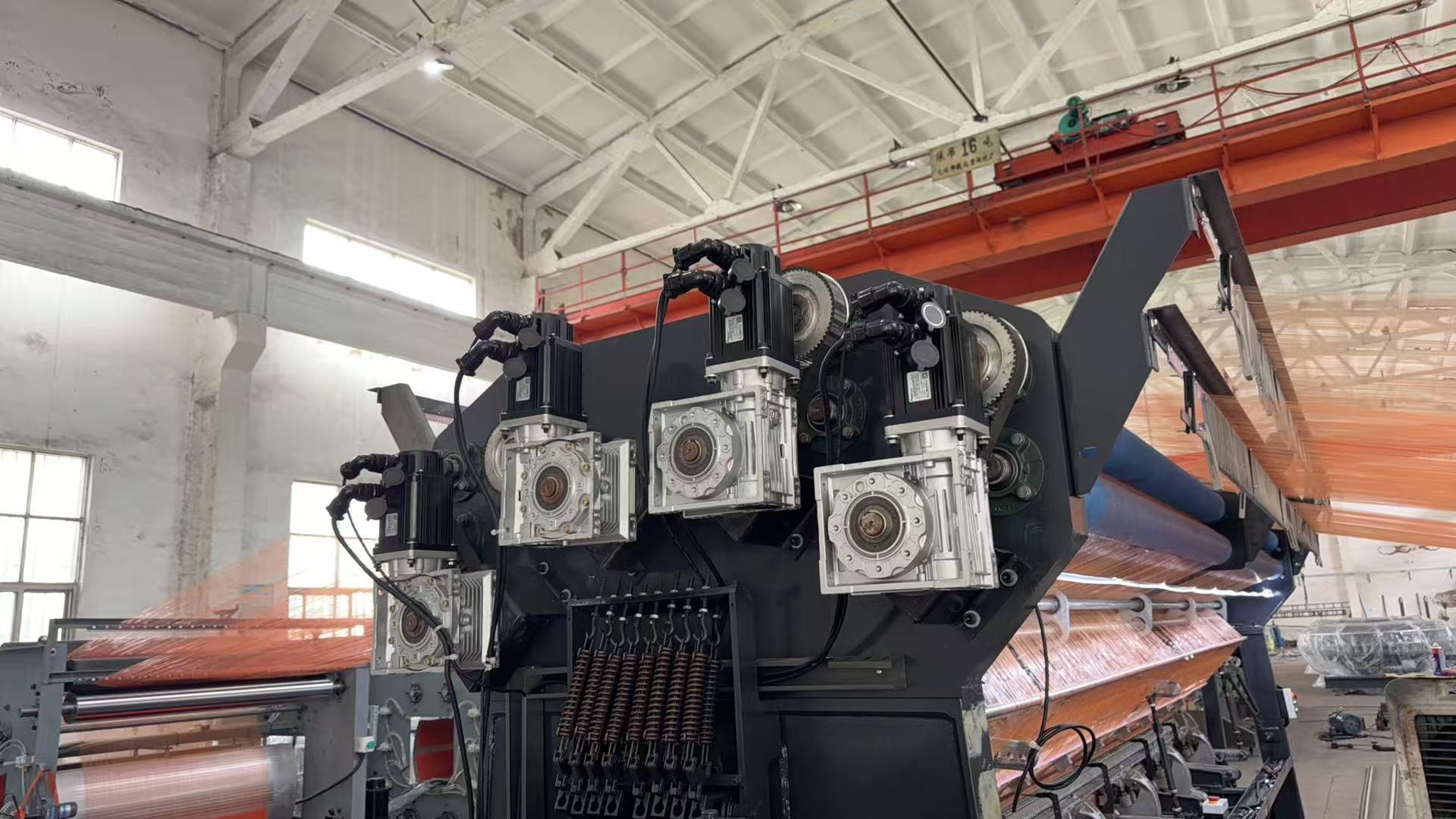 последний случай компании о Double Needle Bed Warp Knitting Machine for High-Quality Textile Fabric Production
